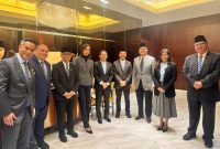 Sejumlah pejabat Kabinet Merah Putih berpose bersama setibanya di Tokyo, Jepang, Minggu (29/3/2026). Kehadiran mereka merupakan bagian dari rombongan Presiden Prabowo Subianto dalam kunjungan resmi perdana ke Jepang yang bertujuan memperkuat kerja sama strategis, khususnya di bidang teknologi digital dan investasi antara kedua negara. Foto: Humas Kemkomdigi
