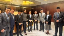Sejumlah pejabat Kabinet Merah Putih berpose bersama setibanya di Tokyo, Jepang, Minggu (29/3/2026). Kehadiran mereka merupakan bagian dari rombongan Presiden Prabowo Subianto dalam kunjungan resmi perdana ke Jepang yang bertujuan memperkuat kerja sama strategis, khususnya di bidang teknologi digital dan investasi antara kedua negara. Foto: Humas Kemkomdigi