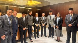 Sejumlah pejabat Kabinet Merah Putih berpose bersama setibanya di Tokyo, Jepang, Minggu (29/3/2026). Kehadiran mereka merupakan bagian dari rombongan Presiden Prabowo Subianto dalam kunjungan resmi perdana ke Jepang yang bertujuan memperkuat kerja sama strategis, khususnya di bidang teknologi digital dan investasi antara kedua negara. Foto: Humas Kemkomdigi