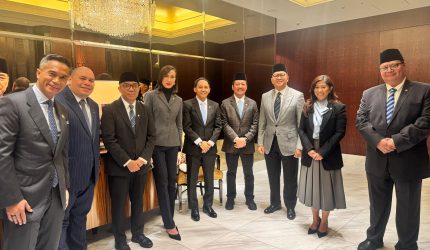 Sejumlah pejabat Kabinet Merah Putih berpose bersama setibanya di Tokyo, Jepang, Minggu (29/3/2026). Kehadiran mereka merupakan bagian dari rombongan Presiden Prabowo Subianto dalam kunjungan resmi perdana ke Jepang yang bertujuan memperkuat kerja sama strategis, khususnya di bidang teknologi digital dan investasi antara kedua negara. Foto: Humas Kemkomdigi
