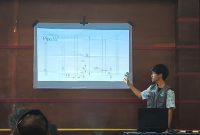 mahasiswa KKN Universitas Sebelas Maret (UNS) Kelompok 81 memaparkan desain alat penabur pupuk ergonomis saat kegiatan sosialisasi dan demonstrasi teknologi tepat guna di Balai Desa Seloprojo, Kecamatan Ngablak, Kabupaten Magelang, Jumat (7/2/2026).  (Foto: KKN UNS 81 Seloprojo)

