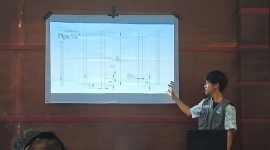 mahasiswa KKN Universitas Sebelas Maret (UNS) Kelompok 81 memaparkan desain alat penabur pupuk ergonomis saat kegiatan sosialisasi dan demonstrasi teknologi tepat guna di Balai Desa Seloprojo, Kecamatan Ngablak, Kabupaten Magelang, Jumat (7/2/2026).  (Foto: KKN UNS 81 Seloprojo)

