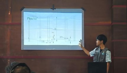 mahasiswa KKN Universitas Sebelas Maret (UNS) Kelompok 81 memaparkan desain alat penabur pupuk ergonomis saat kegiatan sosialisasi dan demonstrasi teknologi tepat guna di Balai Desa Seloprojo, Kecamatan Ngablak, Kabupaten Magelang, Jumat (7/2/2026). (Foto: KKN UNS 81 Seloprojo)