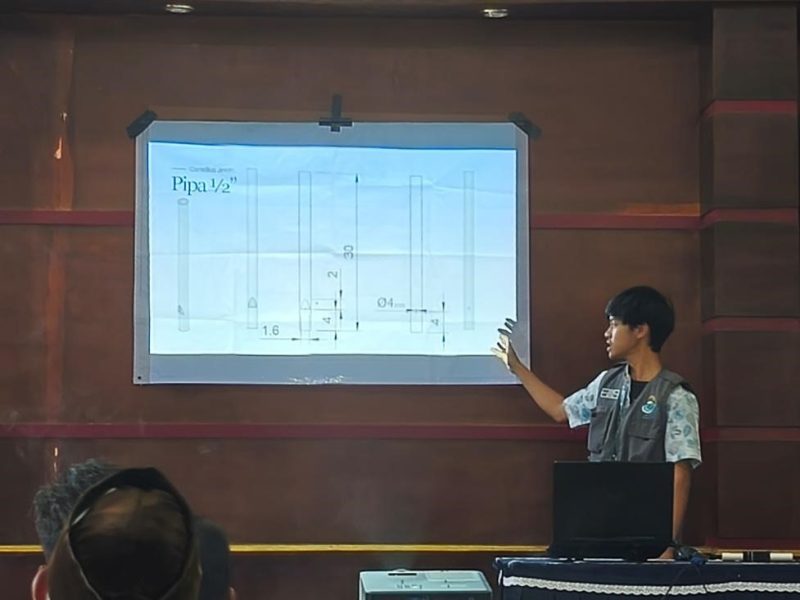 mahasiswa KKN Universitas Sebelas Maret (UNS) Kelompok 81 memaparkan desain alat penabur pupuk ergonomis saat kegiatan sosialisasi dan demonstrasi teknologi tepat guna di Balai Desa Seloprojo, Kecamatan Ngablak, Kabupaten Magelang, Jumat (7/2/2026).  (Foto: KKN UNS 81 Seloprojo)

