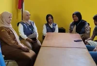 Mahasiswa KKN Universitas Sebelas Maret (UNS) berdiskusi dengan perangkat Desa Gunungsari di kantor desa, Kecamatan Windusari, Kabupaten Magelang, terkait implementasi sistem digitalisasi pencatatan keuangan BUMDes dan penataan administrasi Kelompok Wanita Tani (KWT). Foto: KKN 74 UNS