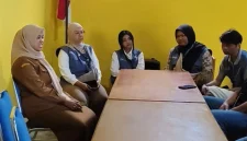 Mahasiswa KKN Universitas Sebelas Maret (UNS) berdiskusi dengan perangkat Desa Gunungsari di kantor desa, Kecamatan Windusari, Kabupaten Magelang, terkait implementasi sistem digitalisasi pencatatan keuangan BUMDes dan penataan administrasi Kelompok Wanita Tani (KWT). Foto: KKN 74 UNS