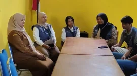 Mahasiswa KKN Universitas Sebelas Maret (UNS) berdiskusi dengan perangkat Desa Gunungsari di kantor desa, Kecamatan Windusari, Kabupaten Magelang, terkait implementasi sistem digitalisasi pencatatan keuangan BUMDes dan penataan administrasi Kelompok Wanita Tani (KWT). Foto: KKN 74 UNS