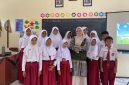 Dokumentasi bersama setelah pelaksanaan kegiatan peningkatan kemampuan literasi siswa melalui materi teks deskripsi yang diintegrasikan dengan potensi komoditas unggulan desa. Foto: KKN-T 100 UNS