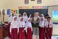 Dokumentasi bersama setelah pelaksanaan kegiatan peningkatan kemampuan literasi siswa melalui materi teks deskripsi yang diintegrasikan dengan potensi komoditas unggulan desa. Foto: KKN-T 100 UNS