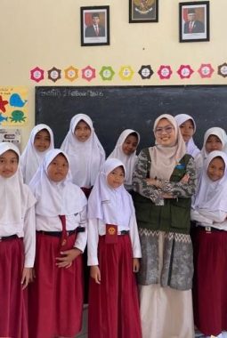 Mahasiswa KKN-T UNS Tingkatkan Literasi Siswa SDN 2 Sanggrahan Lewat Deskripsi Potensi Komoditas Unggulan Desa