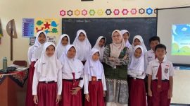 Dokumentasi bersama setelah pelaksanaan kegiatan peningkatan kemampuan literasi siswa melalui materi teks deskripsi yang diintegrasikan dengan potensi komoditas unggulan desa. Foto: KKN-T 100 UNS