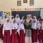 Dokumentasi bersama setelah pelaksanaan kegiatan peningkatan kemampuan literasi siswa melalui materi teks deskripsi yang diintegrasikan dengan potensi komoditas unggulan desa. Foto: KKN-T 100 UNS