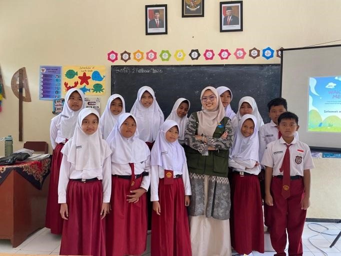 Dokumentasi bersama setelah pelaksanaan kegiatan peningkatan kemampuan literasi siswa melalui materi teks deskripsi yang diintegrasikan dengan potensi komoditas unggulan desa. Foto: KKN-T 100 UNS