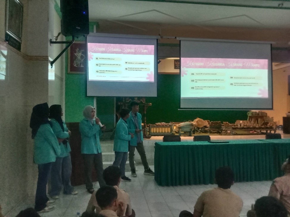 Sejumlah mahasiswa memaparkan materi sosialisasi KIP Kuliah kepada siswa dalam kegiatan penyuluhan. Foto: Pribadi
