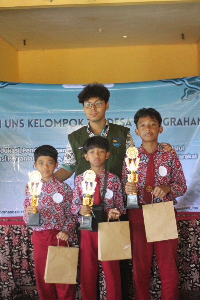 Dokumentasi Pemenang Lomba Kompetisi Bahasa Inggris di Balai Desa Sanggrahan oleh Perwakilan dari Anggota Kelompok KKN. (Foto: Dokumentasi Pribadi KKN-T Kelompok 100 UNS)