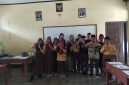 Kegiatan Pelatihan Bahasa Inggris di MI Muhammadiyah Sanggrahan oleh Perwakilan dari Anggota Kelompok KKN. (Foto: Dokumentasi Pribadi KKN-T Kelompok 100 UNS)