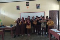 Kegiatan Pelatihan Bahasa Inggris di MI Muhammadiyah Sanggrahan oleh Perwakilan dari Anggota Kelompok KKN. (Foto: Dokumentasi Pribadi KKN-T Kelompok 100 UNS)