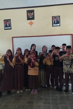 Tingkatkan Taraf Pendidikan di Lingkup Anak-Anak Sekolah Dasar, Mahasiswa KKN-T UNS Gelar Pelatihan dan Kompetisi Bahasa Inggris untuk Siswa SD di Desa Sanggrahan