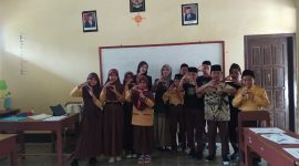 Kegiatan Pelatihan Bahasa Inggris di MI Muhammadiyah Sanggrahan oleh Perwakilan dari Anggota Kelompok KKN. (Foto: Dokumentasi Pribadi KKN-T Kelompok 100 UNS)