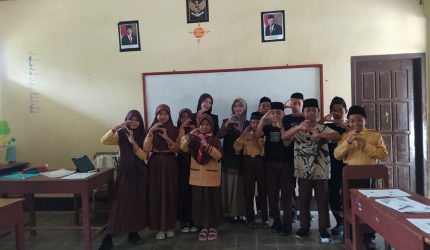 Kegiatan Pelatihan Bahasa Inggris di MI Muhammadiyah Sanggrahan oleh Perwakilan dari Anggota Kelompok KKN. (Foto: Dokumentasi Pribadi KKN-T Kelompok 100 UNS)