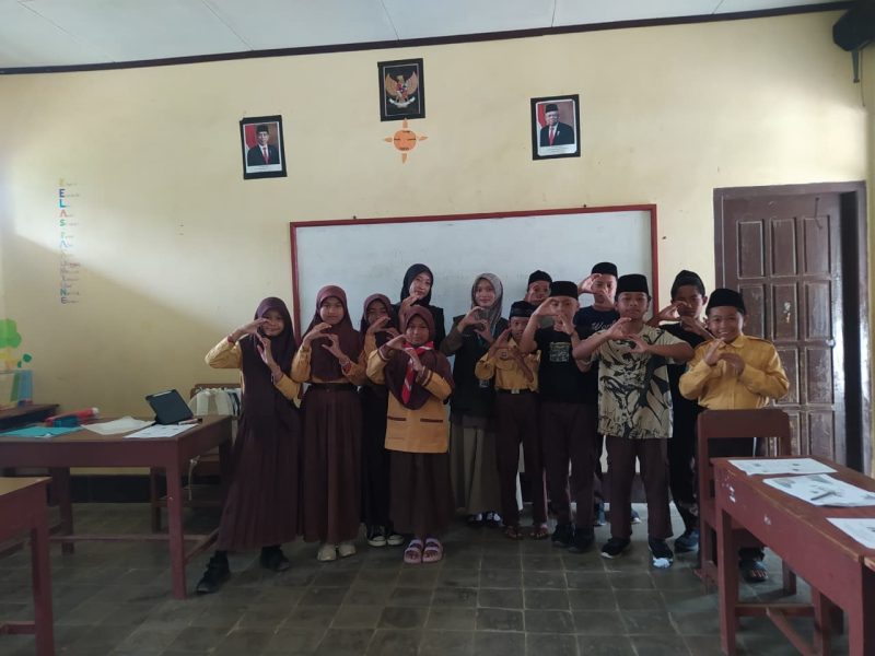 Kegiatan Pelatihan Bahasa Inggris di MI Muhammadiyah Sanggrahan oleh Perwakilan dari Anggota Kelompok KKN. (Foto: Dokumentasi Pribadi KKN-T Kelompok 100 UNS)