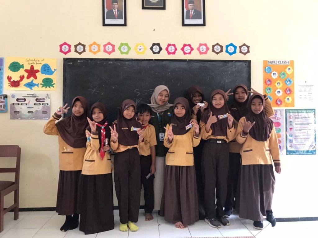 Kegiatan Pelatihan Bahasa Inggris di SD Negeri 2 Sanggrahan oleh Perwakilan dari Anggota Kelompok KKN. (Foto: Dokumentasi Pribadi KKN-T Kelompok 100 UNS)