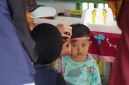 Seorang balita menjalani pengukuran lingkar kepala oleh petugas saat kegiatan posyandu di Desa Geneng, Ngawi. Pemeriksaan ini menjadi bagian dari upaya deteksi dini stunting dan pemantauan tumbuh kembang anak. Foto: Dokumentasi pribadi Kelompok 97 KKN UNS