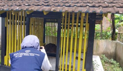 Observasi tempat bersejarah di Cungkup Mbah Iro Truno. Foto: Dokumentasi pribadi Kelompok 97 KKN UNS