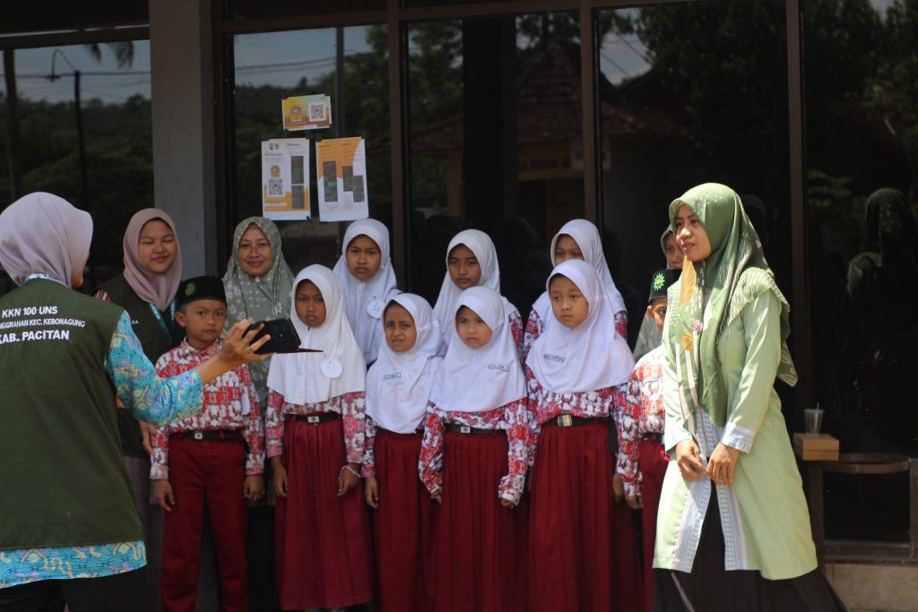 Pengkondisian Peserta Lomba Kompetisi Bahasa Inggris di Balai Desa Sanggrahan oleh Perwakilan dari Anggota Kelompok KKN. (Foto: Dokumentasi Pribadi KKN-T Kelompok 100 UNS)