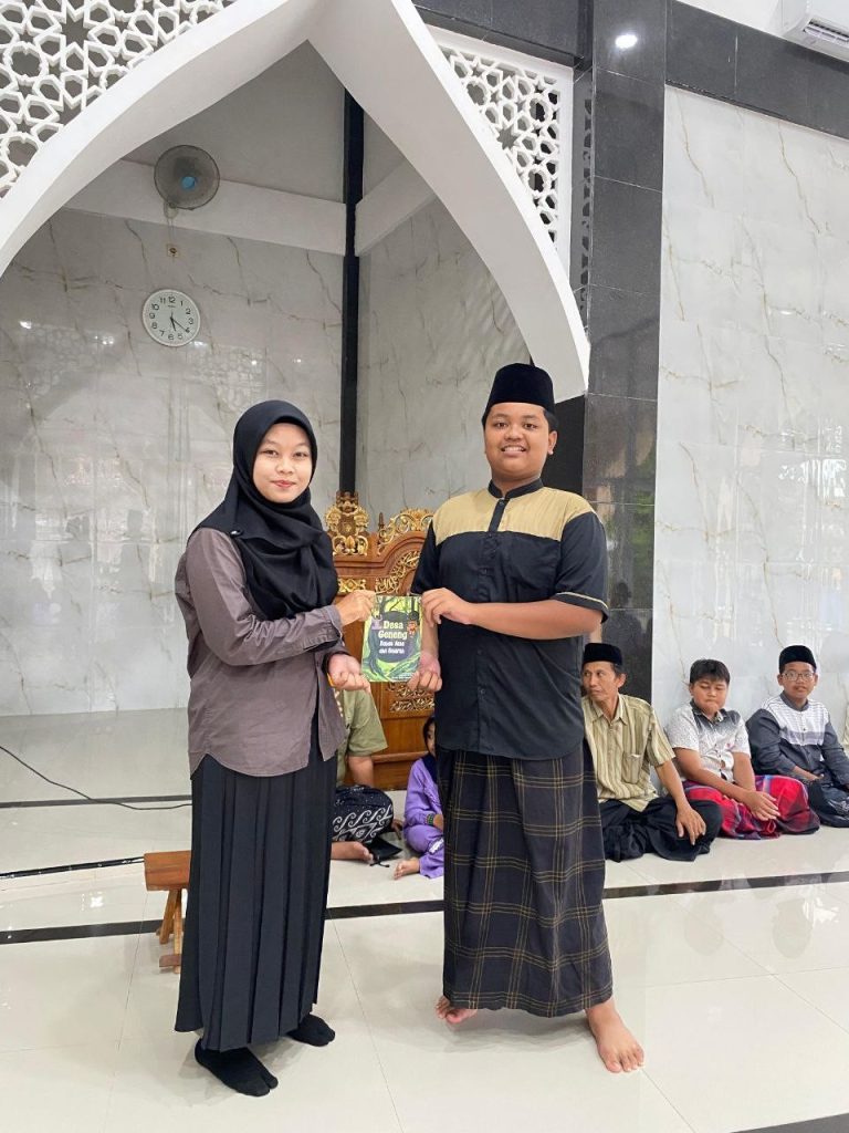 Penyerahan buku ke TPQ Masjid Al-Furqon Dusun Alas Pecah. Foto: Dokumentasi pribadi Kelompok 97 KKN UNS