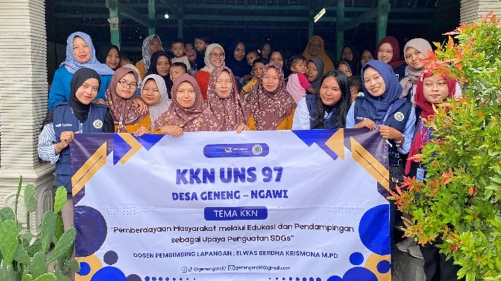Mahasiswa KKN UNS Kelompok 97 bersama kader posyandu dan ibu-ibu balita berfoto bersama usai kegiatan sosialisasi pencegahan stunting di Desa Geneng, Ngawi. Foto: Pribadi