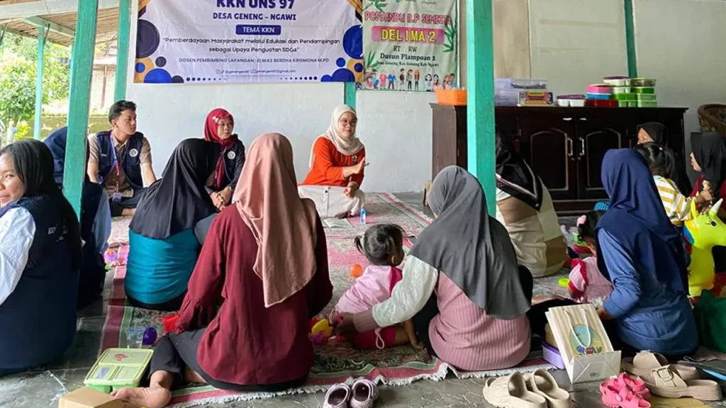 Sejumlah ibu balita mengikuti sosialisasi pencegahan stunting yang disampaikan oleh tenaga kesehatan dalam kegiatan posyandu di Desa Geneng, Ngawi. Edukasi ini bertujuan meningkatkan pemahaman masyarakat tentang pentingnya gizi seimbang dan pola asuh anak. Foto: Pribadi