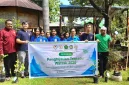DPD GEMABUDHI Sulawesi Selatan bersama tokoh lintas lembaga Buddhis dan peserta kegiatan menunjukkan bibit pohon dalam Gerakan Penghijauan Terpadu Waisak 2026 di Vihara Sasanadipa Mawang, Gowa, Sabtu (30/5/2026). Foto: Pribadi
