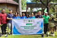 DPD GEMABUDHI Sulawesi Selatan bersama tokoh lintas lembaga Buddhis dan peserta kegiatan menunjukkan bibit pohon dalam Gerakan Penghijauan Terpadu Waisak 2026 di Vihara Sasanadipa Mawang, Gowa, Sabtu (30/5/2026). Foto: Pribadi