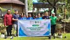 DPD GEMABUDHI Sulawesi Selatan bersama tokoh lintas lembaga Buddhis dan peserta kegiatan menunjukkan bibit pohon dalam Gerakan Penghijauan Terpadu Waisak 2026 di Vihara Sasanadipa Mawang, Gowa, Sabtu (30/5/2026). Foto: Pribadi