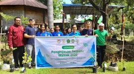 DPD GEMABUDHI Sulawesi Selatan bersama tokoh lintas lembaga Buddhis dan peserta kegiatan menunjukkan bibit pohon dalam Gerakan Penghijauan Terpadu Waisak 2026 di Vihara Sasanadipa Mawang, Gowa, Sabtu (30/5/2026). Foto: Pribadi