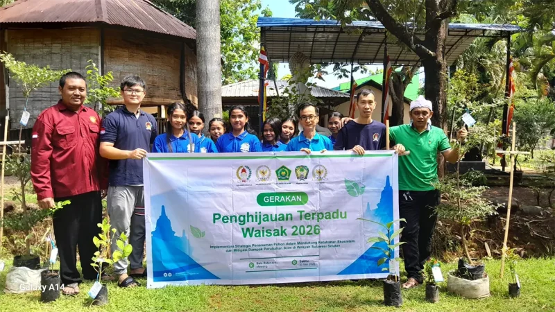 DPD GEMABUDHI Sulawesi Selatan bersama tokoh lintas lembaga Buddhis dan peserta kegiatan menunjukkan bibit pohon dalam Gerakan Penghijauan Terpadu Waisak 2026 di Vihara Sasanadipa Mawang, Gowa, Sabtu (30/5/2026). Foto: Pribadi