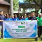 DPD GEMABUDHI Sulawesi Selatan bersama tokoh lintas lembaga Buddhis dan peserta kegiatan menunjukkan bibit pohon dalam Gerakan Penghijauan Terpadu Waisak 2026 di Vihara Sasanadipa Mawang, Gowa, Sabtu (30/5/2026). Foto: Pribadi
