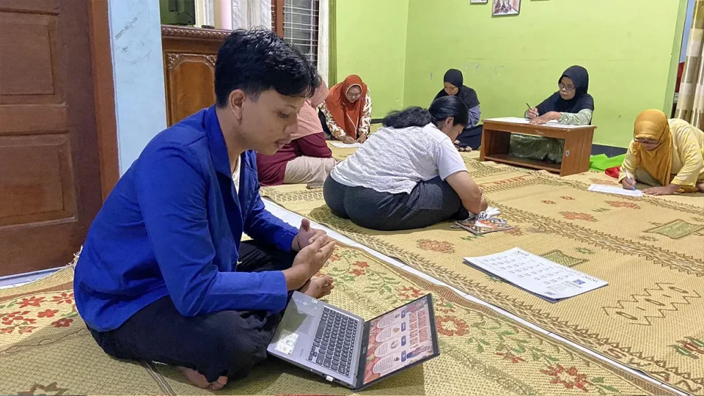 Mahasiswa Pendidikan IPS UNY melakukan sosialisasi sebagai upaya peningkatan konsumsi sayur dalam keluarga di PKK Karang Wetan RT 04, Kalurahan Tegaltirto, Kecamatan Berbah, Kabupaten Sleman. (doc pribadi)