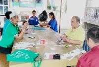 Perwakilan Bimas Buddha Kanwil Kementerian Agama Sulawesi Selatan, DPD PERGABI Sulsel, dan DPD GEMABUDHI Sulsel bersama anak-anak asuh Yayasan Ratanajoti Mawang mengikuti kegiatan pembuatan sarana kreativitas dalam rangka menyambut Hari Raya Tri Suci Waisak 2570 BE/2026 di Kecamatan Somba Opu, Kabupaten Gowa. Foto: Pribadi