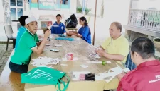 Perwakilan Bimas Buddha Kanwil Kementerian Agama Sulawesi Selatan, DPD PERGABI Sulsel, dan DPD GEMABUDHI Sulsel bersama anak-anak asuh Yayasan Ratanajoti Mawang mengikuti kegiatan pembuatan sarana kreativitas dalam rangka menyambut Hari Raya Tri Suci Waisak 2570 BE/2026 di Kecamatan Somba Opu, Kabupaten Gowa. Foto: Pribadi