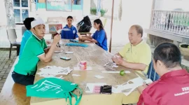 Perwakilan Bimas Buddha Kanwil Kementerian Agama Sulawesi Selatan, DPD PERGABI Sulsel, dan DPD GEMABUDHI Sulsel bersama anak-anak asuh Yayasan Ratanajoti Mawang mengikuti kegiatan pembuatan sarana kreativitas dalam rangka menyambut Hari Raya Tri Suci Waisak 2570 BE/2026 di Kecamatan Somba Opu, Kabupaten Gowa. Foto: Pribadi
