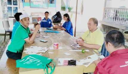 Perwakilan Bimas Buddha Kanwil Kementerian Agama Sulawesi Selatan, DPD PERGABI Sulsel, dan DPD GEMABUDHI Sulsel bersama anak-anak asuh Yayasan Ratanajoti Mawang mengikuti kegiatan pembuatan sarana kreativitas dalam rangka menyambut Hari Raya Tri Suci Waisak 2570 BE/2026 di Kecamatan Somba Opu, Kabupaten Gowa. Foto: Pribadi