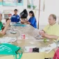 Perwakilan Bimas Buddha Kanwil Kementerian Agama Sulawesi Selatan, DPD PERGABI Sulsel, dan DPD GEMABUDHI Sulsel bersama anak-anak asuh Yayasan Ratanajoti Mawang mengikuti kegiatan pembuatan sarana kreativitas dalam rangka menyambut Hari Raya Tri Suci Waisak 2570 BE/2026 di Kecamatan Somba Opu, Kabupaten Gowa. Foto: Pribadi
