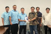 Perwakilan Tim Pengabdian kepada Masyarakat (PkM) Universitas Pignatelli Triputra (UPITRA) bersama staf IT RS Mata Solo berfoto bersama usai pelatihan integrasi Application Programming Interface (API) di Solo, Sabtu (2/5/2026). Kegiatan ini ditutup dengan penyerahan modul dan hasil pengembangan sistem sebagai bagian dari upaya mendorong transformasi digital layanan kesehatan. Foto: Pribadi