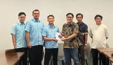 Perwakilan Tim Pengabdian kepada Masyarakat (PkM) Universitas Pignatelli Triputra (UPITRA) bersama staf IT RS Mata Solo berfoto bersama usai pelatihan integrasi Application Programming Interface (API) di Solo, Sabtu (2/5/2026). Kegiatan ini ditutup dengan penyerahan modul dan hasil pengembangan sistem sebagai bagian dari upaya mendorong transformasi digital layanan kesehatan. Foto: Pribadi