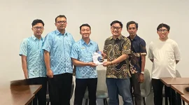 Perwakilan Tim Pengabdian kepada Masyarakat (PkM) Universitas Pignatelli Triputra (UPITRA) bersama staf IT RS Mata Solo berfoto bersama usai pelatihan integrasi Application Programming Interface (API) di Solo, Sabtu (2/5/2026). Kegiatan ini ditutup dengan penyerahan modul dan hasil pengembangan sistem sebagai bagian dari upaya mendorong transformasi digital layanan kesehatan. Foto: Pribadi