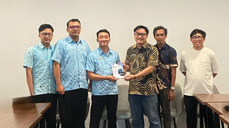 Perwakilan Tim Pengabdian kepada Masyarakat (PkM) Universitas Pignatelli Triputra (UPITRA) bersama staf IT RS Mata Solo berfoto bersama usai pelatihan integrasi Application Programming Interface (API) di Solo, Sabtu (2/5/2026). Kegiatan ini ditutup dengan penyerahan modul dan hasil pengembangan sistem sebagai bagian dari upaya mendorong transformasi digital layanan kesehatan. Foto: Pribadi