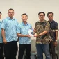 Perwakilan Tim Pengabdian kepada Masyarakat (PkM) Universitas Pignatelli Triputra (UPITRA) bersama staf IT RS Mata Solo berfoto bersama usai pelatihan integrasi Application Programming Interface (API) di Solo, Sabtu (2/5/2026). Kegiatan ini ditutup dengan penyerahan modul dan hasil pengembangan sistem sebagai bagian dari upaya mendorong transformasi digital layanan kesehatan. Foto: Pribadi
