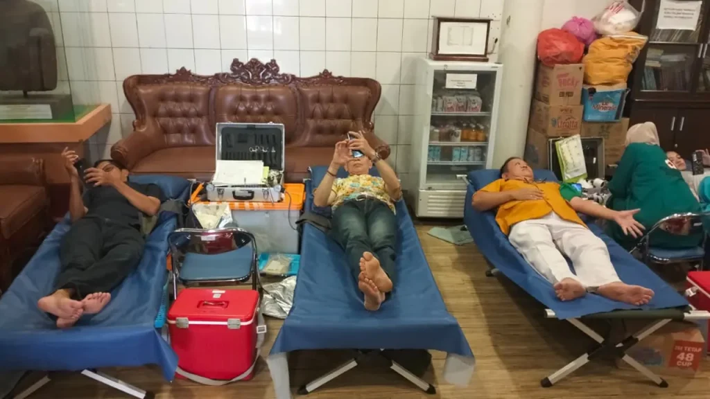 Peserta mengikuti kegiatan donor darah kemanusiaan yang digelar PERMABUDHI Sulawesi Selatan di Vihara Sasanadipa, Makassar, Minggu (24/5/2026). Foto: Pribadi